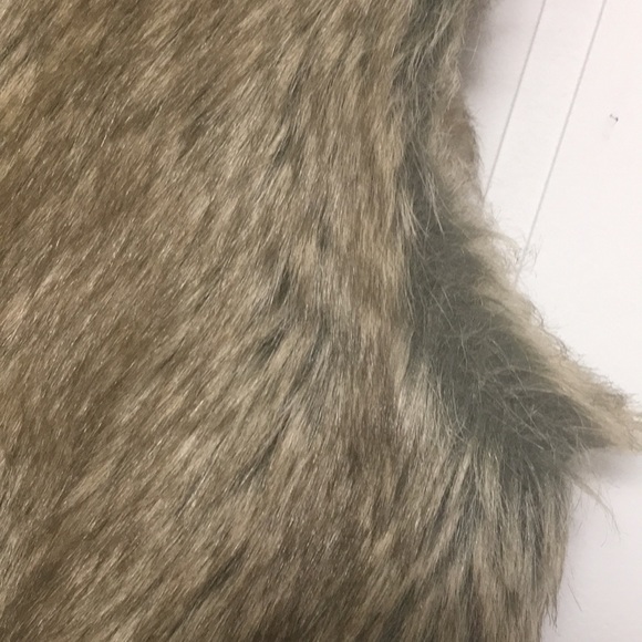 Women Faux fur fun vest (Outside 90%acrylic-10% polyester, lining 100% poly)M/L - Picture 4 of 11